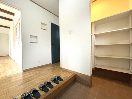 高石市千代田2丁目　中古戸建の玄関|ベビーカーやゴルフバッグなどがラクラク収納できるシューズクローク付きです。
可動棚でサイズ調整可能。