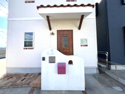 高石市千代田2丁目　中古戸建の外観|玄関上部に屋根があり、雨の日でも濡れる心配はございません。