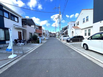 高石市千代田2丁目　中古戸建の前面道路含む現地写真|前道広々６m以上のため駐車もラクラクです。