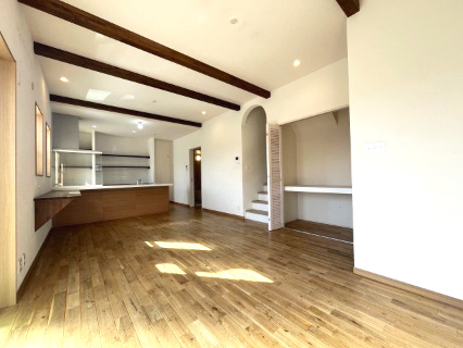 高石市千代田2丁目　中古戸建の居間・リビング|大きな階段収納のあるLDKです。
キッチンの前にカウンターがありお子様の勉強スペースに最適ですね。