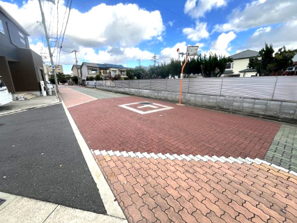 高石市千代田2丁目　中古戸建の前面道路含む現地写真|前道広々６m以上のため駐車もラクラクです。