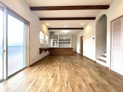 高石市千代田2丁目　中古戸建の居間・リビング|大きな階段収納のあるLDKです。
キッチンの前にカウンターがありお子様の勉強スペースに最適ですね。