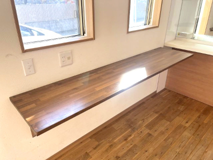 高石市千代田2丁目　中古戸建の内装|キッチン前にカウンターがありお子様の勉強スペースとしても。
料理をしながらお子様の様子が見れますね。