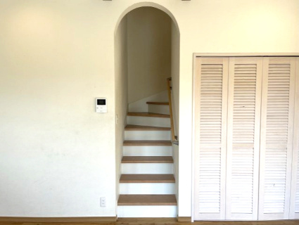 高石市千代田2丁目　中古戸建の内装|おしゃれな階段アール壁です。