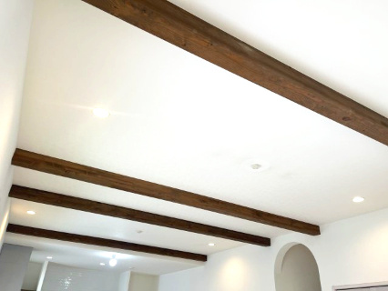 高石市千代田2丁目　中古戸建の居間・リビング|LDKの一部は天井が高くなっておりまた、あらわし梁で木の温かみや広い空間を演出しております。