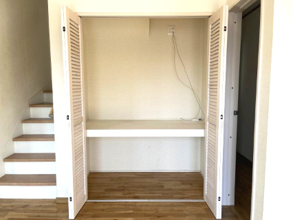 高石市千代田2丁目　中古戸建の収納|階段下のデッドスペースも豊富な収納がついております。