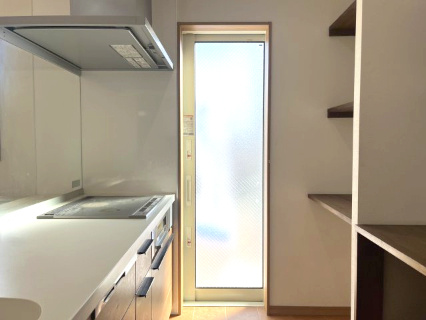 高石市千代田2丁目　中古戸建のキッチン|キッチン真横に勝手口があることですぐに生ごみを外に出せて臭いも気になりませんね。
