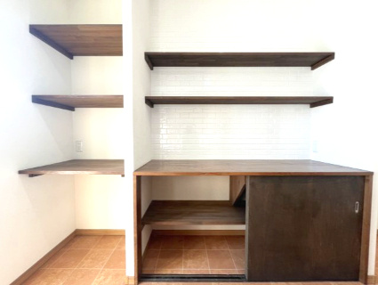 高石市千代田2丁目　中古戸建の収納|キッチンの後ろにおしゃれなパントリースペースです。
真横には冷蔵庫を置けるスペースもございます。