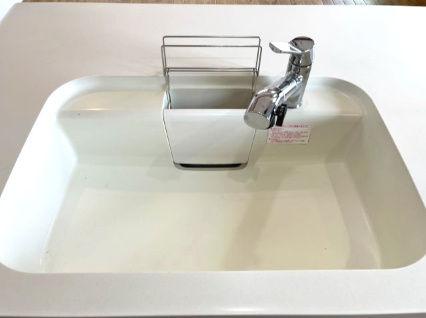 高石市千代田2丁目　中古戸建のキッチン|人工大理石シンク＆浄水器付き水栓です。