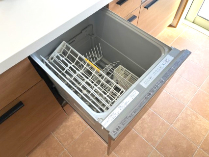 高石市千代田2丁目　中古戸建のキッチン|食洗器付きのキッチン。
食器洗いの時間を短縮でき手洗いよりも清潔です。