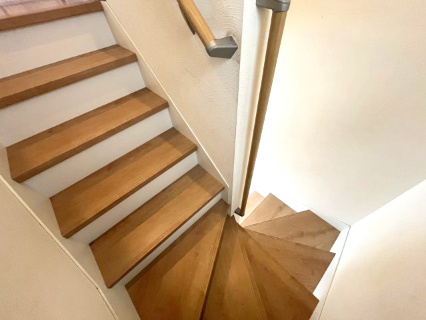 高石市千代田2丁目　中古戸建の内装|階段には手すりがついており昇り降りもラクラクです。