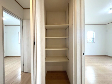 高石市千代田2丁目　中古戸建の収納|二階の廊下に可動棚の収納がございます。
荷物の多いご家族にも嬉しい収納が豊富なお家です。