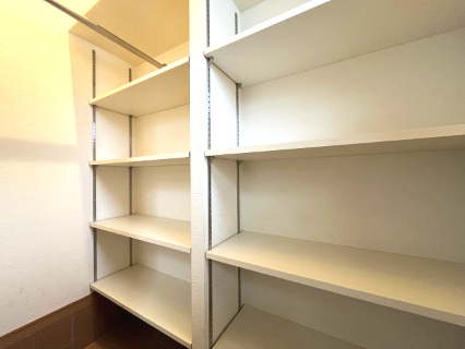 高石市千代田2丁目　中古戸建の収納|ベビーカーやゴルフバッグなどがラクラク収納できるシューズクローク付きです。
可動棚でサイズ調整可能。
