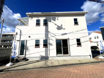 高石市千代田2丁目　中古戸建の外観|南東角地＋西側駐車場の３方向からの通風・採光良好なお家です。
ハウスクリーニング済みで室内綺麗です。