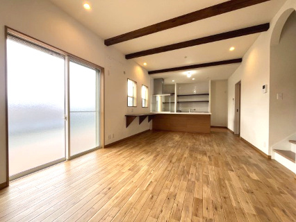 高石市千代田2丁目　中古戸建の居間・リビング|一部天井が高くなっており開放感のあるウッド調リビングです。
広々空間にご家族皆様が快適に過ごせます◎