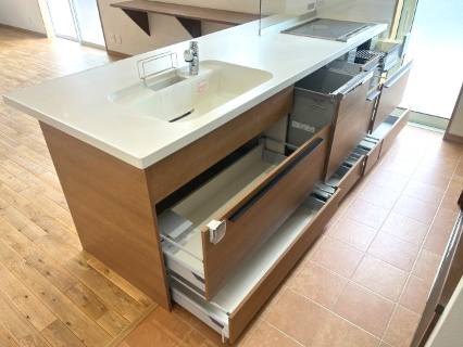 高石市千代田2丁目　中古戸建のキッチン|リビング全体が見渡せてご家族との会話が弾むペニンシュラキッチン。
IH＋食洗器＋カウンターなど充実。