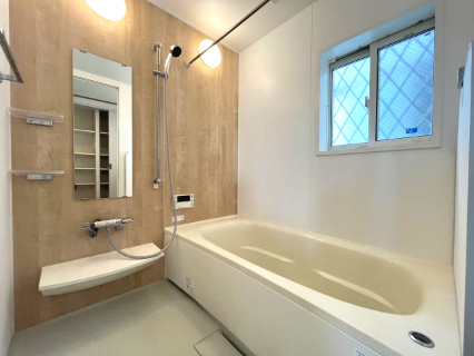 高石市千代田2丁目　中古戸建の浴室|一日に疲れを癒すゆったりスペースを確保。
浴室乾燥機付のため雨の日でも衣類を室内で干せます。