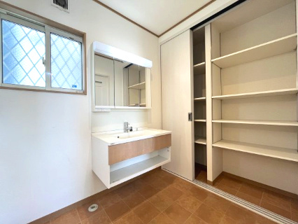 高石市千代田2丁目　中古戸建の洗面所|ミラーキャビネットになっておりメイク用品や洗顔小物などをスッキリ収納。
大きな収納も魅力です。