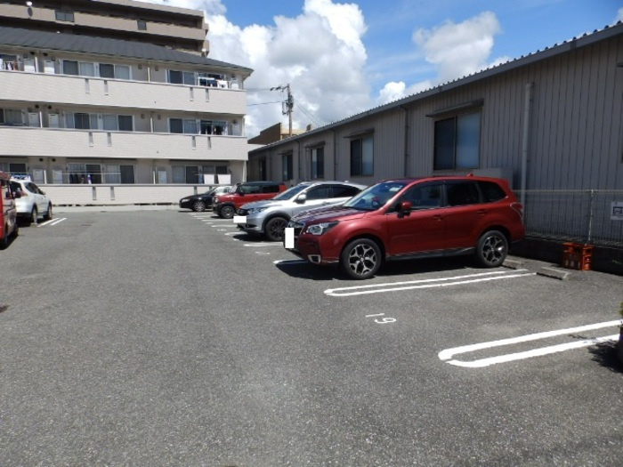 リビングタウン北川添 B棟の駐車場|駐車場