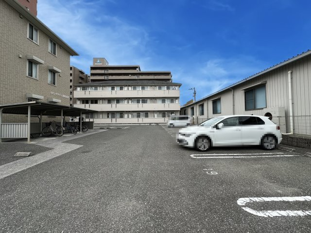 リビングタウン北川添 B棟の駐車場