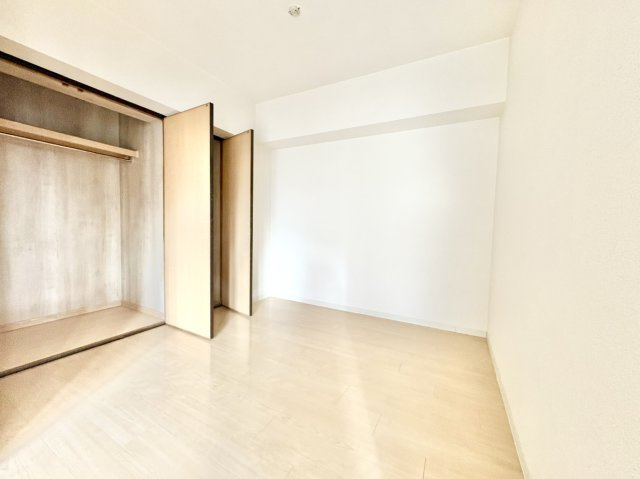 ライオンズマンション住吉南町の洋室|約4.3帖の洋室です。
収納豊富なクローゼット、荷物が多くなってしまっても安心ですね♪
※家具はCGにより取り込んだものです。