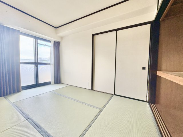 ライオンズマンション住吉南町の和室|約5.5帖の納戸です。
東向きバルコニーに面していますので、陽当り良好です！
※家具はCGにより取り込んだものです。