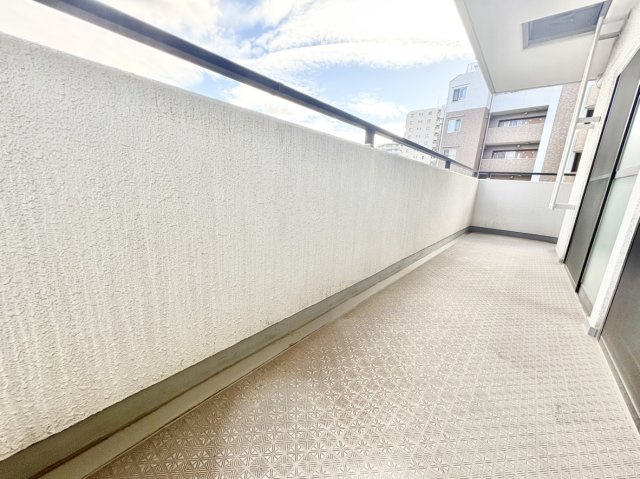 ライオンズマンション住吉南町のバルコニー|17.29㎡のL字型バルコニーでございます。
お洗濯も楽々干せちゃう広さです！
南向きなので陽当り良好です！