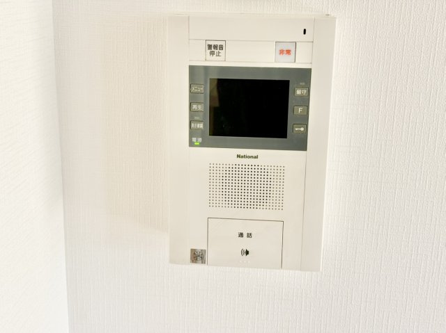 ライオンズマンション住吉南町の防犯設備|来客者を確認できるＴＶモニタ付インターホンです！