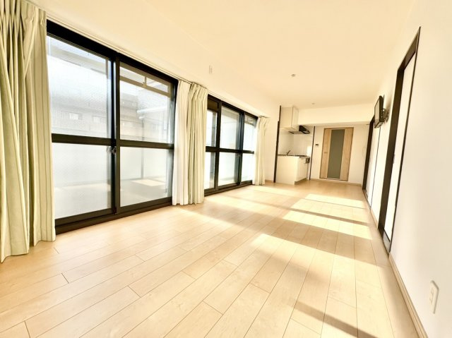 ライオンズマンション住吉南町のその他|約12.6帖のリビングです。
二重サッシとなっておりますので周りの音を気にすることなく生活することが出来ます。
※家具はCGにより取り込んだものです。