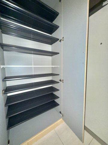 ライオンズマンション住吉南町の収納|玄関に備え付けられております、シューズボックスです！
ご親戚や、ご友人が沢山お集まりになっても沢山靴が入るシューズボックスとなっております！
