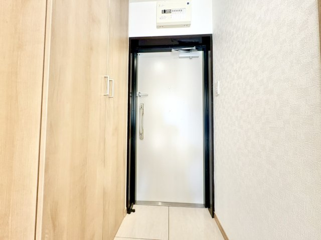 ライオンズマンション住吉南町の玄関|住まう人も来客も入った時にワクワクさせてくれるオシャレな玄関！
収納もたっぷりあるので、靴がたくさんあっても安心！
気持ちの良い朝は、毎日ここからスタートしていきます！