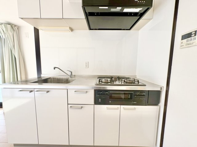 ライオンズマンション住吉南町のキッチン|キッチンも交換しています！
料理のしやすい３口コンロ、棚も多いので収納に便利です！