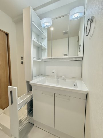 ライオンズマンション住吉南町の独立洗面台|ゆとりの洗面スペースで朝の身支度も快適スムーズに。３面鏡で髪のセットやお化粧もストレスなくこなせ、朝から気分良く通勤通学に向かえそうですね！鏡の裏にはたっぷりと収納スペースを標準装備！