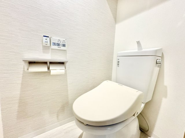 ライオンズマンション住吉南町のトイレ|お掃除用品やトイレットペーパーの保管など広い収納付きトイレとなっております。
トイレには快適な温水清浄便座付です。