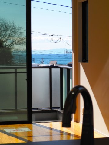 オーシャンビュー！材木座の高台にあるリフォーム済み海近住宅の展望|キッチンからの眺望