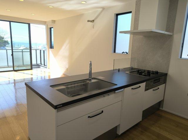 オーシャンビュー！材木座の高台にあるリフォーム済み海近住宅のキッチン