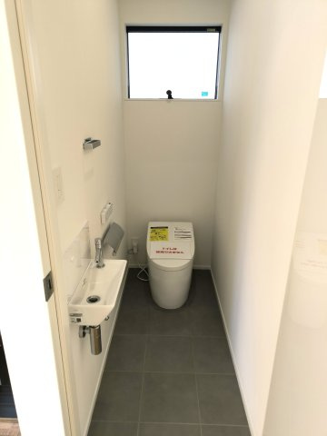 オーシャンビュー！材木座の高台にあるリフォーム済み海近住宅のトイレ