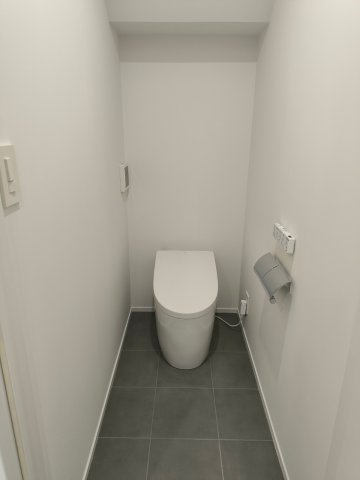 オーシャンビュー！材木座の高台にあるリフォーム済み海近住宅のトイレ