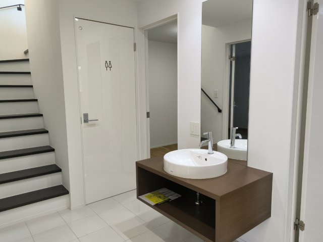 オーシャンビュー！材木座の高台にあるリフォーム済み海近住宅の独立洗面台|玄関入ってすぐの洗面台