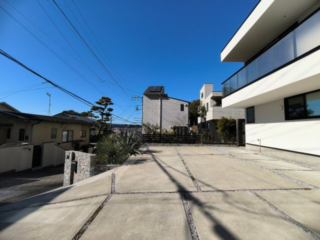 オーシャンビュー！材木座の高台にあるリフォーム済み海近住宅の駐車場