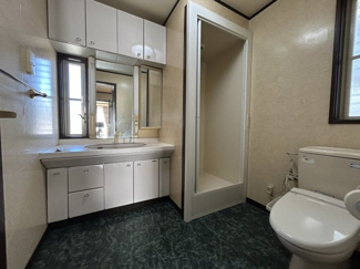 【独立洗面台】 | 日の峰１丁目　中古戸建 | シャワールームとトイレ