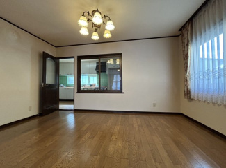 【ダイニング】 | 日の峰１丁目　中古戸建 | 室内窓がお洒落