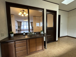 【収納】 | 日の峰１丁目　中古戸建 | 贅沢なキッチンスペース