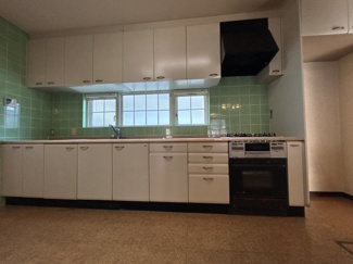 【キッチン】 | 日の峰１丁目　中古戸建 | 窓がある明るいキッチン