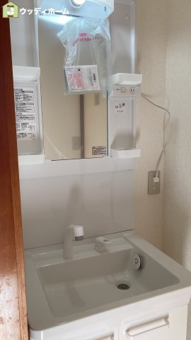 春日部市下蛭田　中古一戸建ての独立洗面台