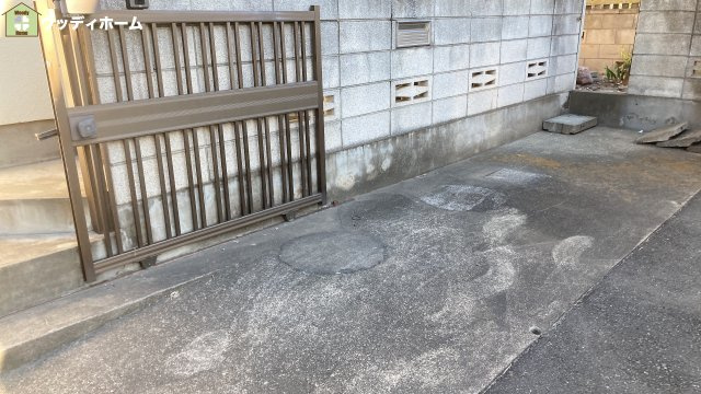 春日部市下蛭田　中古一戸建ての駐車場