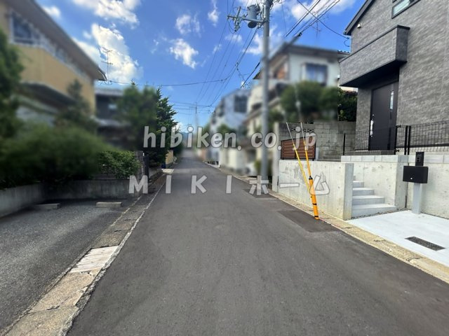 箕面市桜ケ丘５丁目　新築戸建の前面道路含む現地写真