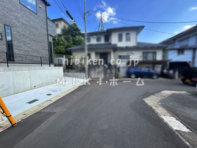 箕面市桜ケ丘５丁目　新築戸建の前面道路含む現地写真