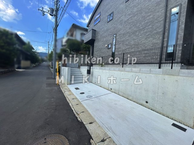 箕面市桜ケ丘５丁目　新築戸建の前面道路含む現地写真