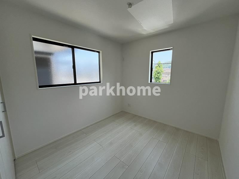 高知市大谷公園町 2期1棟1 新築戸建ての洋室